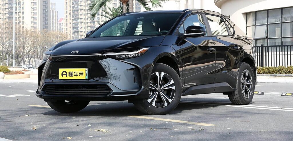 Переваги та недоліки Toyota bZ4X: Чому варто обрати цей електромобіль Toyota bZ4X